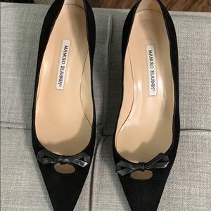 Black pump with bow details
